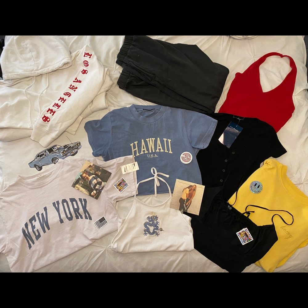 Large Brandy Melville bundle (free gift w/ bundle)